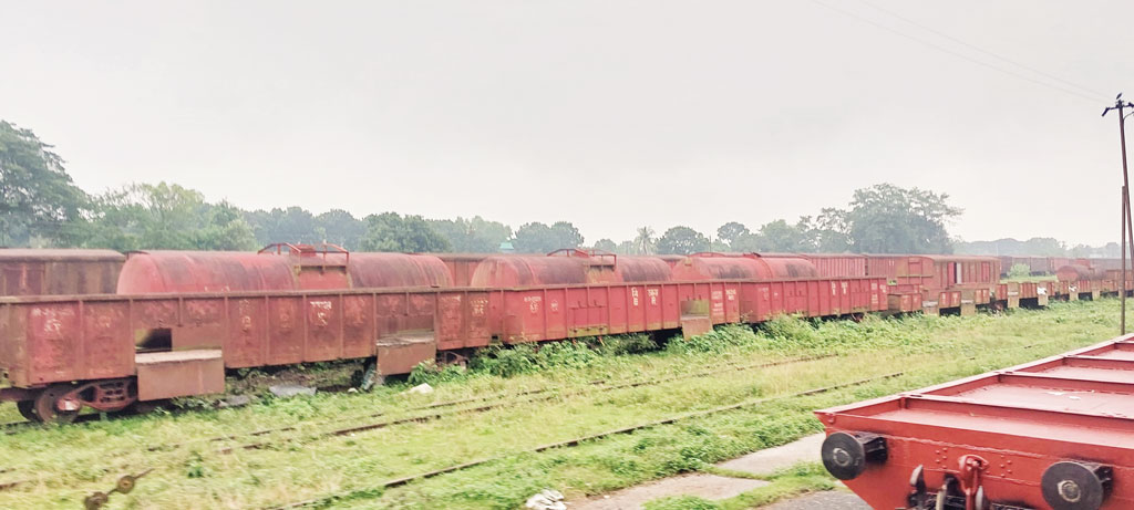 রোদ-বৃষ্টিতে নষ্ট হচ্ছে রেলের শত শত ওয়াগন, ক্ষতির মুখে কোটি টাকা